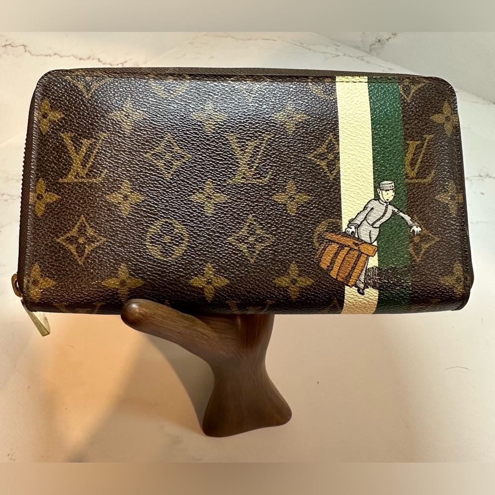 Limited Edition Louis Vuitton Green Monogram Page Zippy Travel Organizer